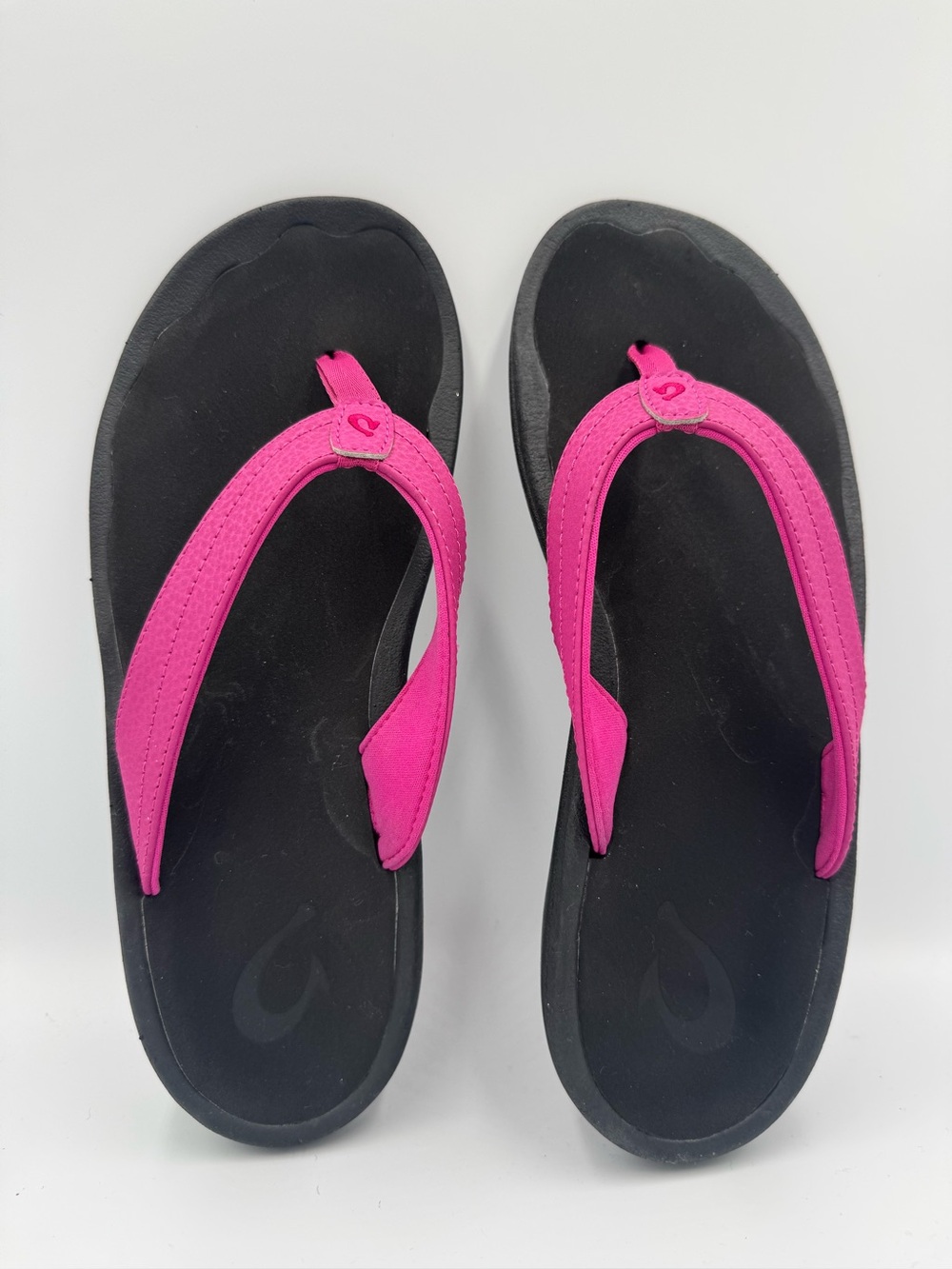 OluKai Women’s ‘Ohana bright pink/ black flip flop, size 9, 20110-TF40